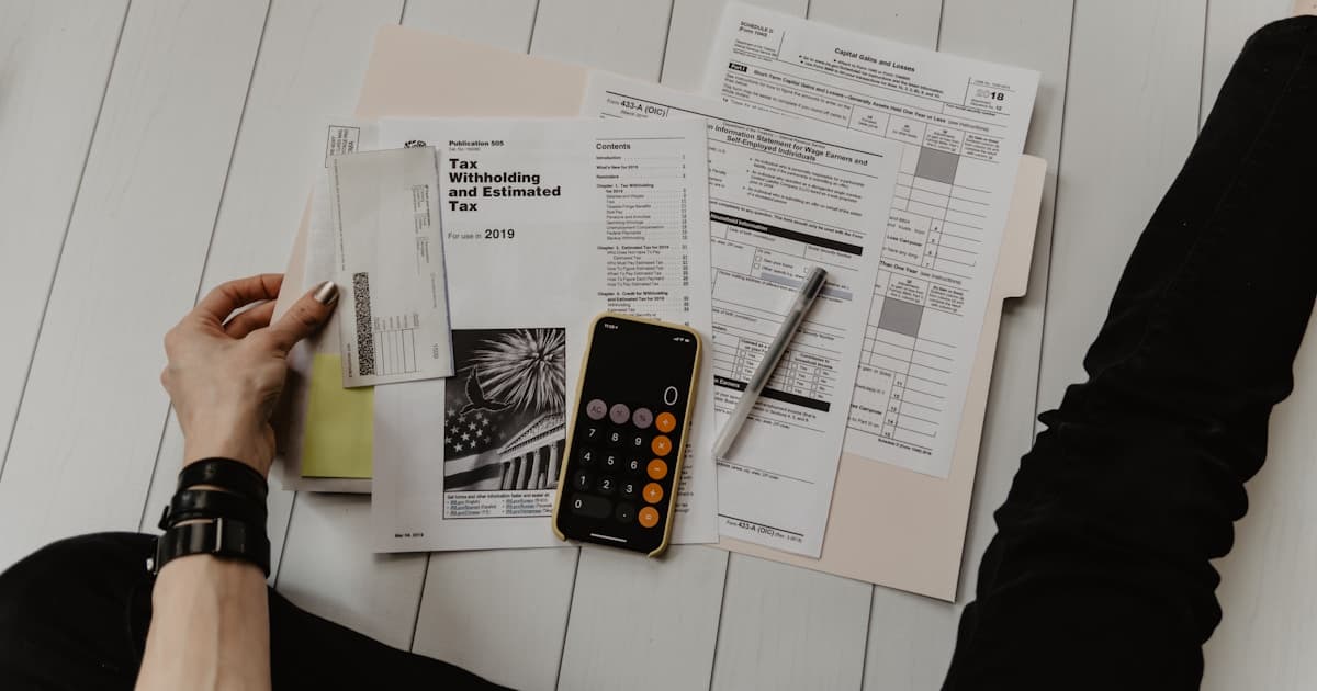 Documents fiscaux et calculatrice sur un bureau