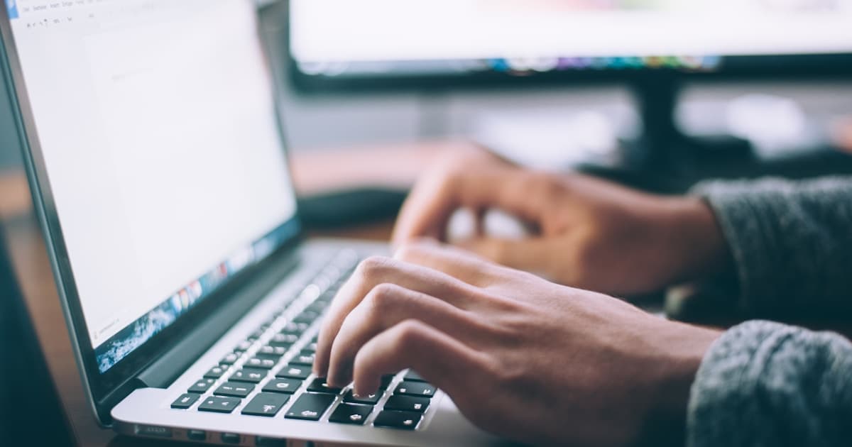 Prof particulier travaillant sur son ordinateur